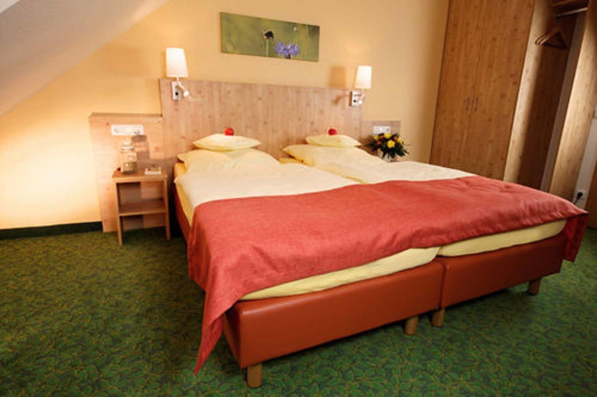 Hotel Und Landgasthof Zum Bockshahn Spessart  Exterior foto