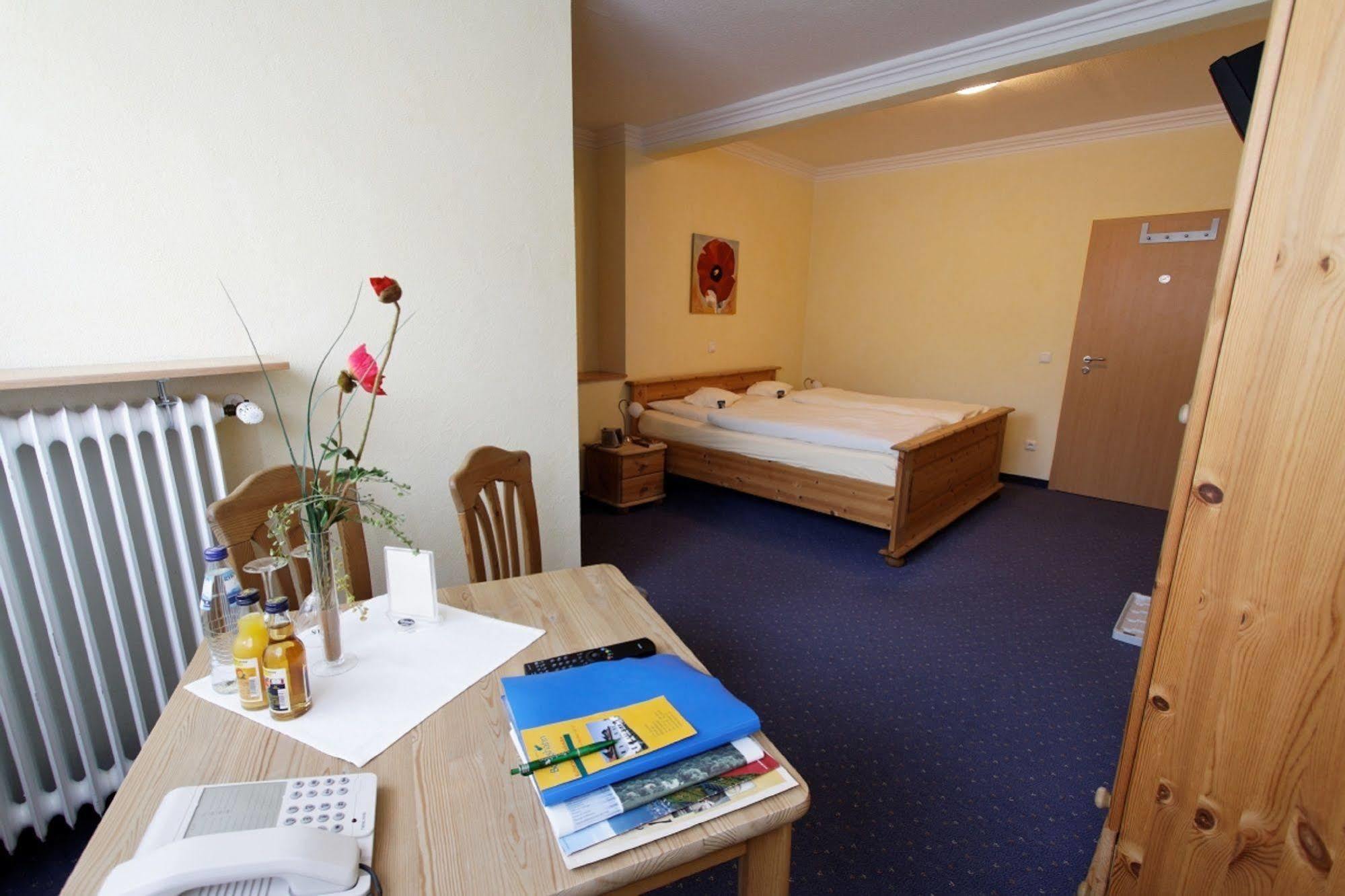 Hotel Und Landgasthof Zum Bockshahn Spessart  Exterior foto