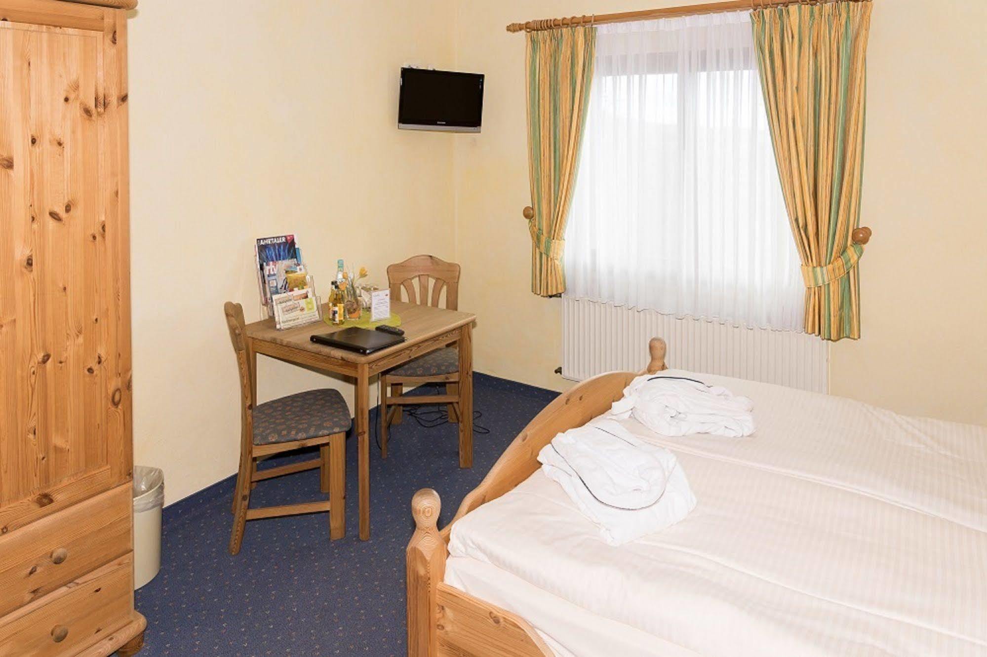 Hotel Und Landgasthof Zum Bockshahn Spessart  Exterior foto